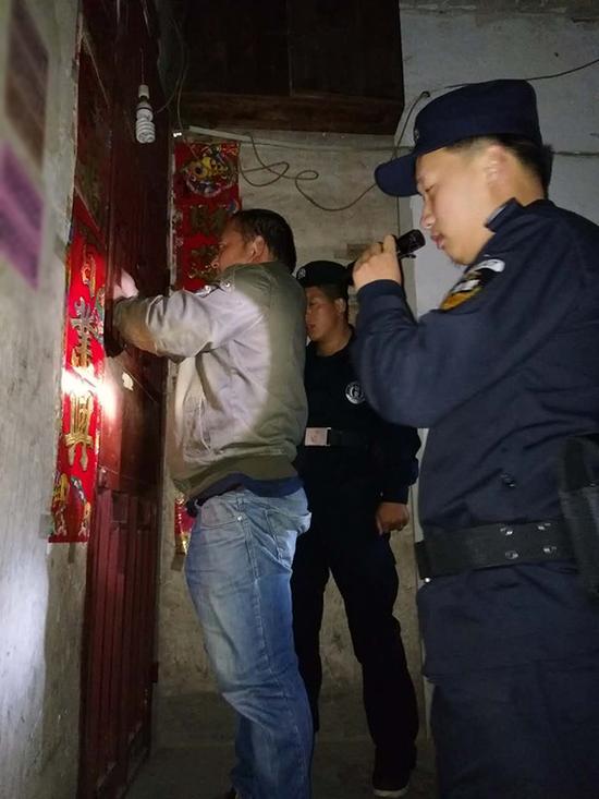 黔西县粗心妈妈误将幼女锁家中 